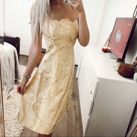 Vintage Dresses & Skirts - Vintage Yellow Embroidered Floral Scallop Neck